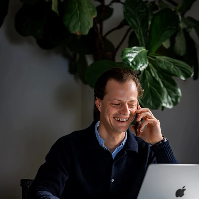 Een fiscalist van Jan de Belastingman in gesprek met een klant